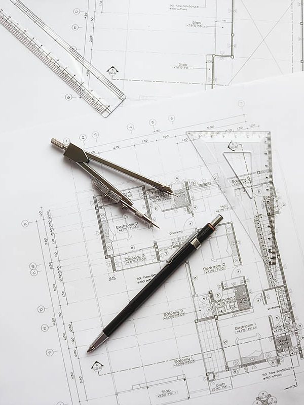 byggritningar framför en snickare på en byggfirma